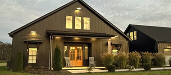 Gorgeous New Modern Farmhouse 3-bedroom  in Eagleville w/ AC, Jacuzzi & on Land