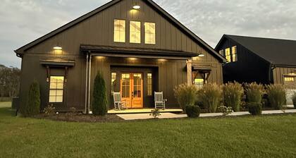 Gorgeous New Modern Farmhouse 3-bedroom in Eagleville w/ AC, Jacuzzi & on Land