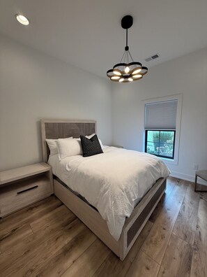 3 عدّة غرف نوم وواي فاي وملاءات أسرّة