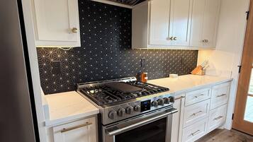 Micro-ondes, four, plaque de cuisson, lave-vaisselle