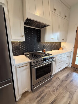 ميكروويف، فرن، موقد طهي مسطح، غسالة أطباق