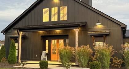 Gorgeous New Modern Farmhouse 3-bedroom in Eagleville w/ AC, Jacuzzi & on Land