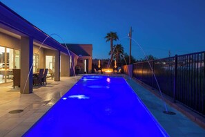 Alberca al aire libre y alberca climatizada