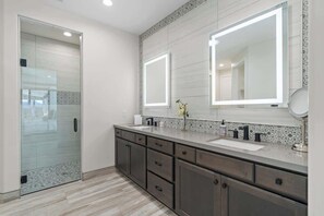 Shower, hair dryer, towels, soap - Pool & Spa | 70ft RV Garage | Near Riviera Marina (Lake Havasu City)