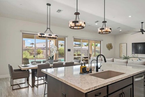 Designer Estate w/70 ft RV Garage, pool & spa near Havasu Riviera Marina