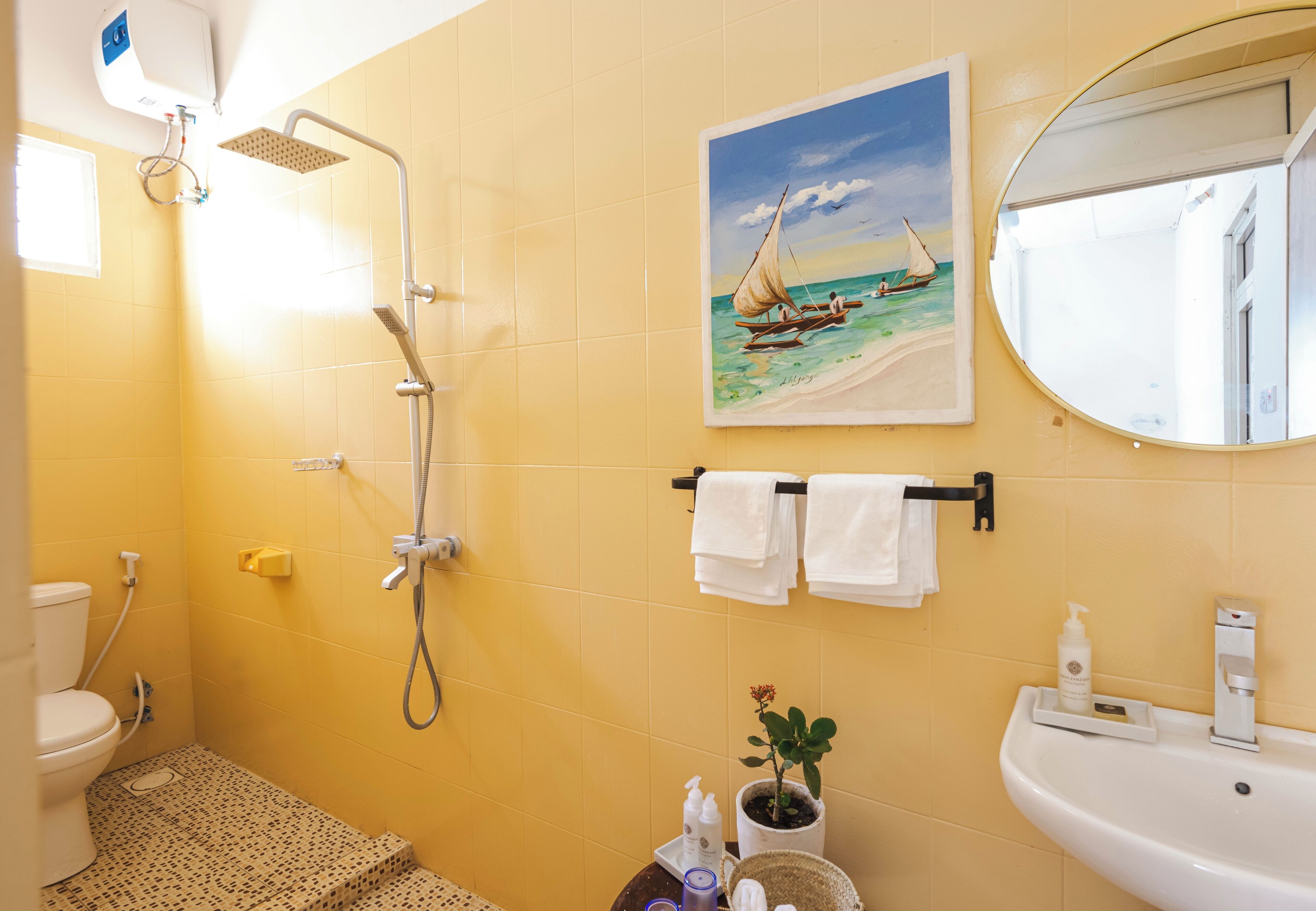 Sèche-cheveux, serviettes fournies, savon, papier toilette