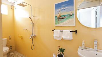 Sèche-cheveux, serviettes fournies, savon, papier toilette