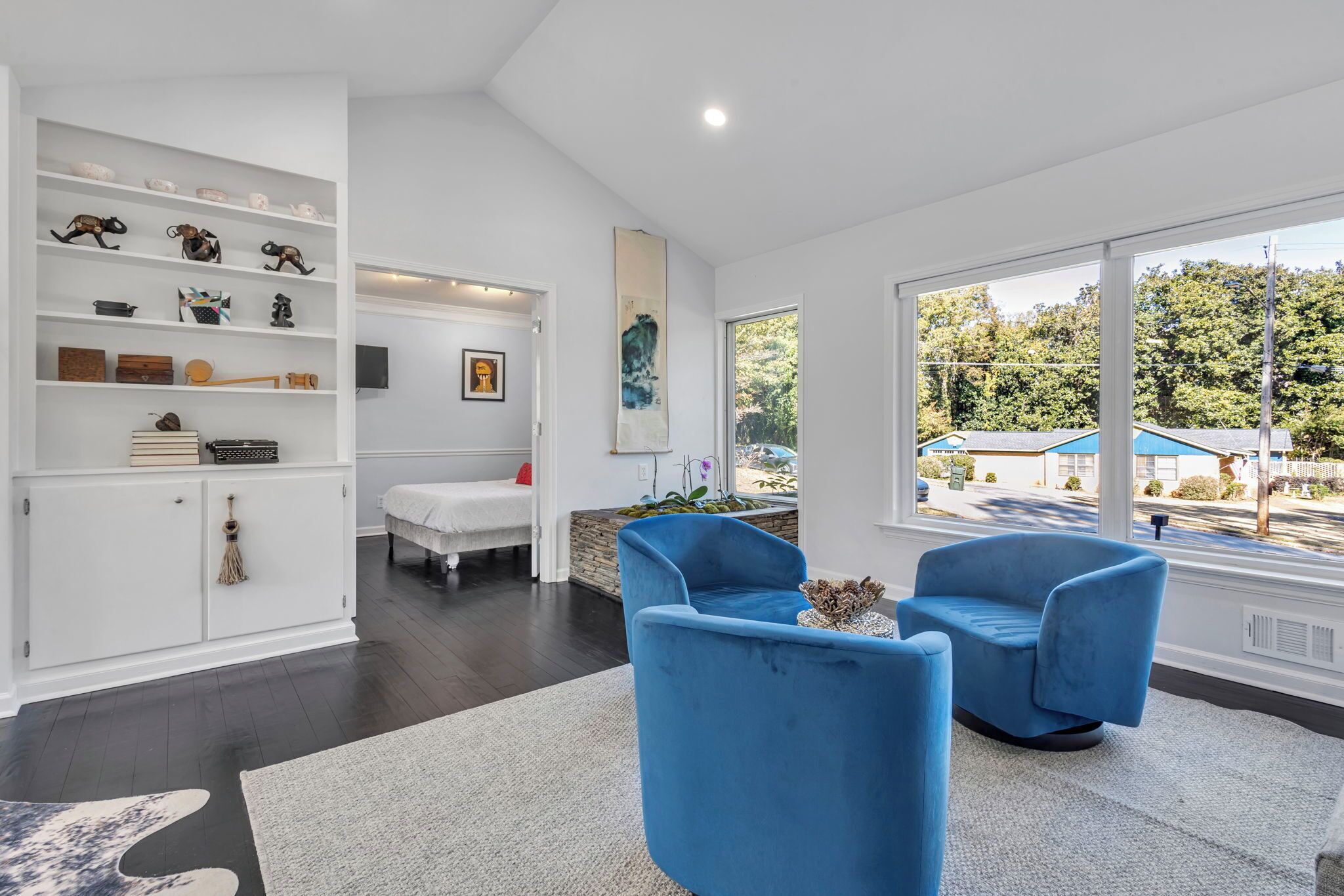 4 makuuhuonetta, silitysrauta/-lauta, ilmainen Wi-Fi, vuodevaatteet