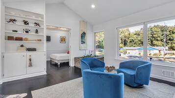 4 makuuhuonetta, silitysrauta/-lauta, ilmainen Wi-Fi, vuodevaatteet