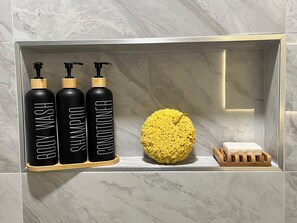 Regadera, secadora de cabello, toallas, jabón 