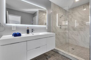 Douche, sèche-cheveux, serviettes fournies, savon