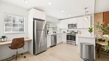 Frigorifero, forno, piano cottura, lavastoviglie