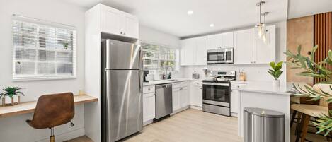 Réfrigérateur, four, plaque de cuisson, lave-vaisselle