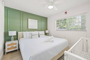 Escritorio, tabla de planchar con plancha, wifi y ropa de cama 