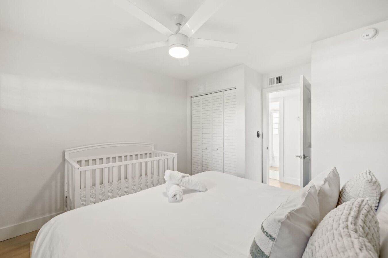 Een bureau, een strijkplank/strijkijzer, wifi, beddengoed