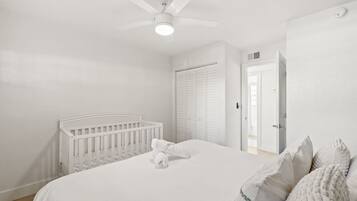 Een bureau, een strijkplank/strijkijzer, wifi, beddengoed