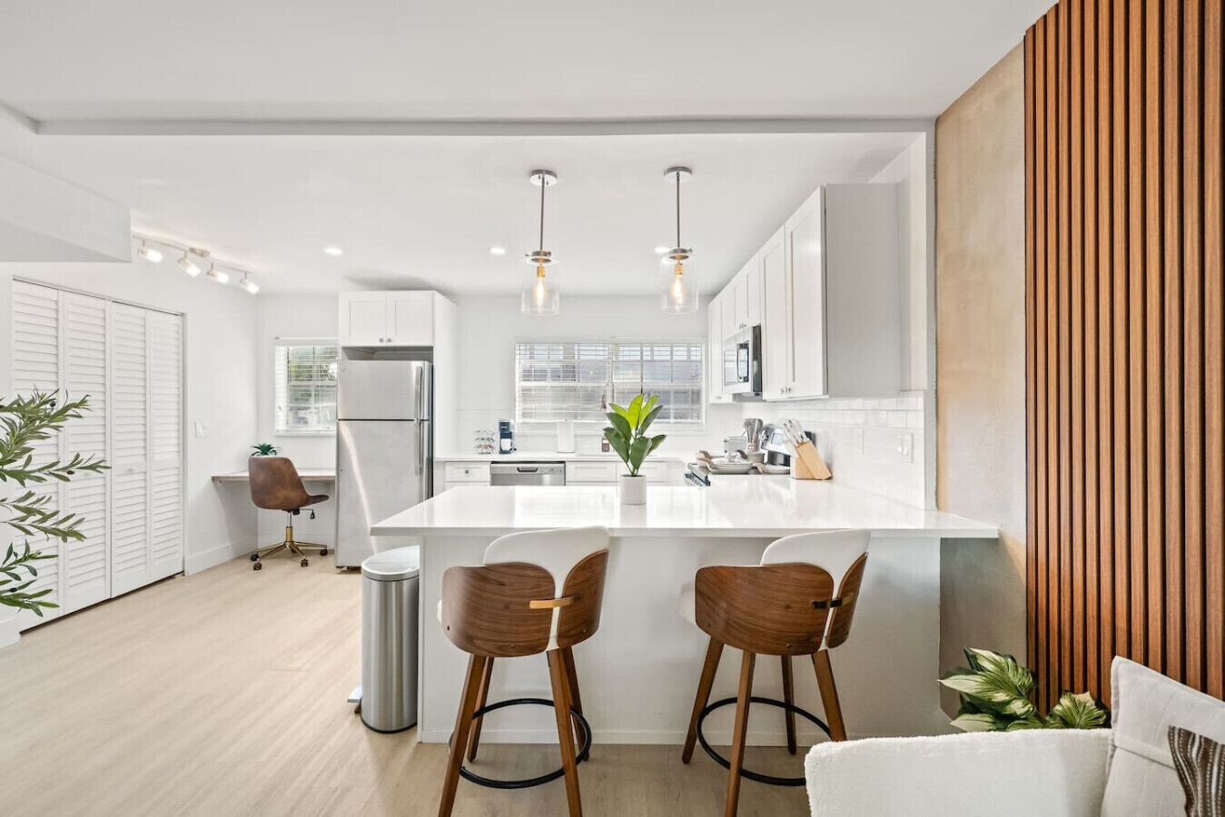 Kjøleskap, ovn, kokeplater og oppvaskmaskin