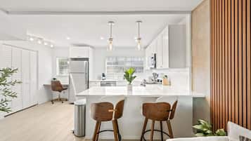 Kjøleskap, ovn, kokeplater og oppvaskmaskin