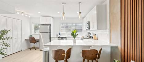 Réfrigérateur, four, plaque de cuisson, lave-vaisselle