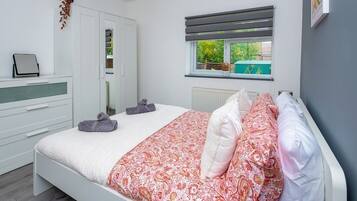 4 bedrooms, iron/ironing board, free WiFi, bed sheets