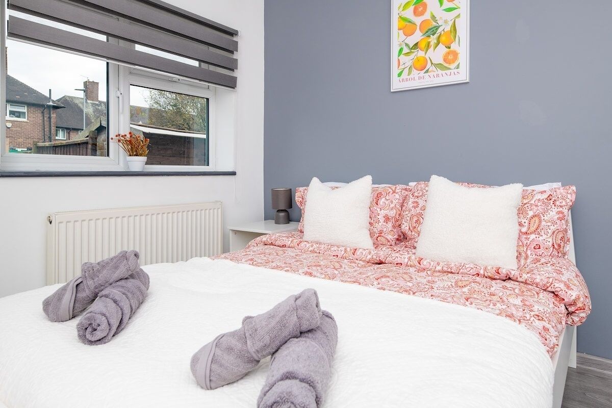 4 bedrooms, iron/ironing board, free WiFi, bed sheets