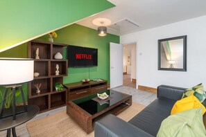 TV - Llangefni Town Centre 3 Bed Apt – Free Parking (Llangefni)