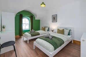 3 slaapkamers, een strijkplank/strijkijzer, gratis wifi, beddengoed