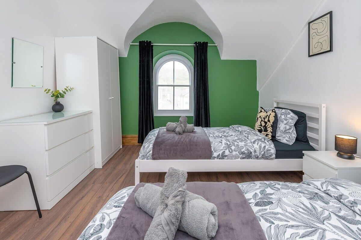 3 slaapkamers, een strijkplank/strijkijzer, gratis wifi, beddengoed