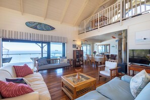 Televisión y chimenea