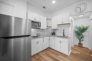 冷蔵庫、電子レンジ、コンロ、コーヒー / ティーメーカー