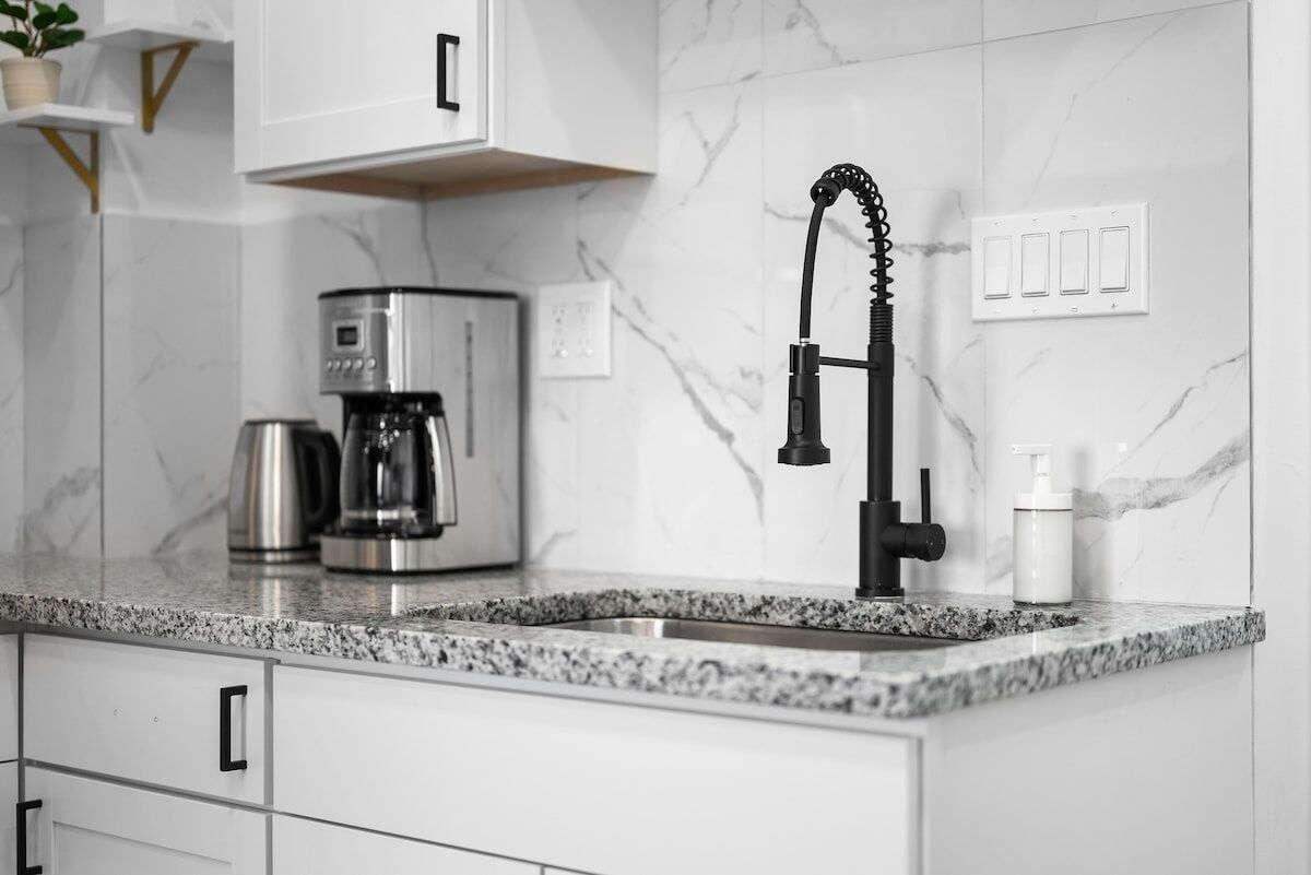 Kjøleskap, mikrobølgeovn, kokeplater og kaffetrakter/tekoker