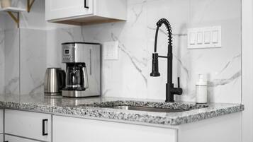 Jääkaappi, mikroaaltouuni, liesi, kahvin-/teenkeitin