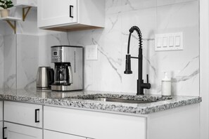 Kjøleskap, mikrobølgeovn, kokeplater og kaffetrakter/tekoker