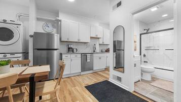 Geladeira, micro-ondas, fogão, cooktop