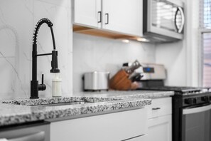 Fridge, microwave, oven, stovetop - Central/Lawrenceville @3 Spacious&Quiet 2BD w/Prkg (Pittsburgh)