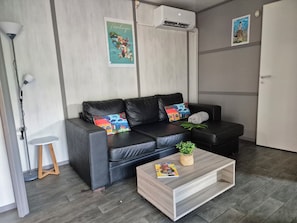 Cottage tiện nghi đơn giản | Khu phòng khách
