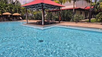 2 outdoor pools