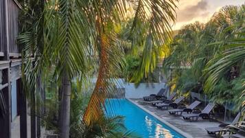 2 piscines extérieures