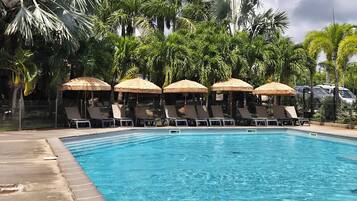 2 outdoor pools