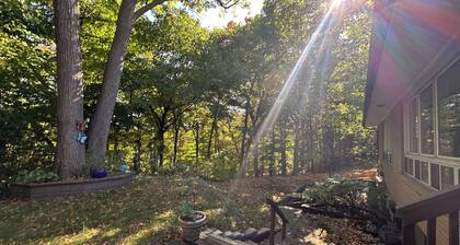 Bright Queen RoomShared Bath Walk to Leslie Subway