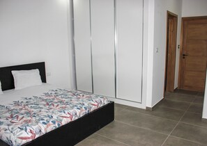 3 عدّة غرف نوم ومكواة/لوح كي وواي فاي مجانًا وملاءات أسرّة