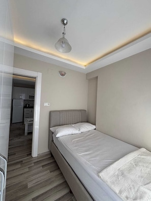Apartamento conforto, vista para a cidade | Escrivaninha, espaço de trabalho para notebook, cortinas blackout
