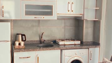 Apartemen Comfort, pemandangan kota | Meja kerja, ruang kerja ramah laptop, dan tirai kedap cahaya