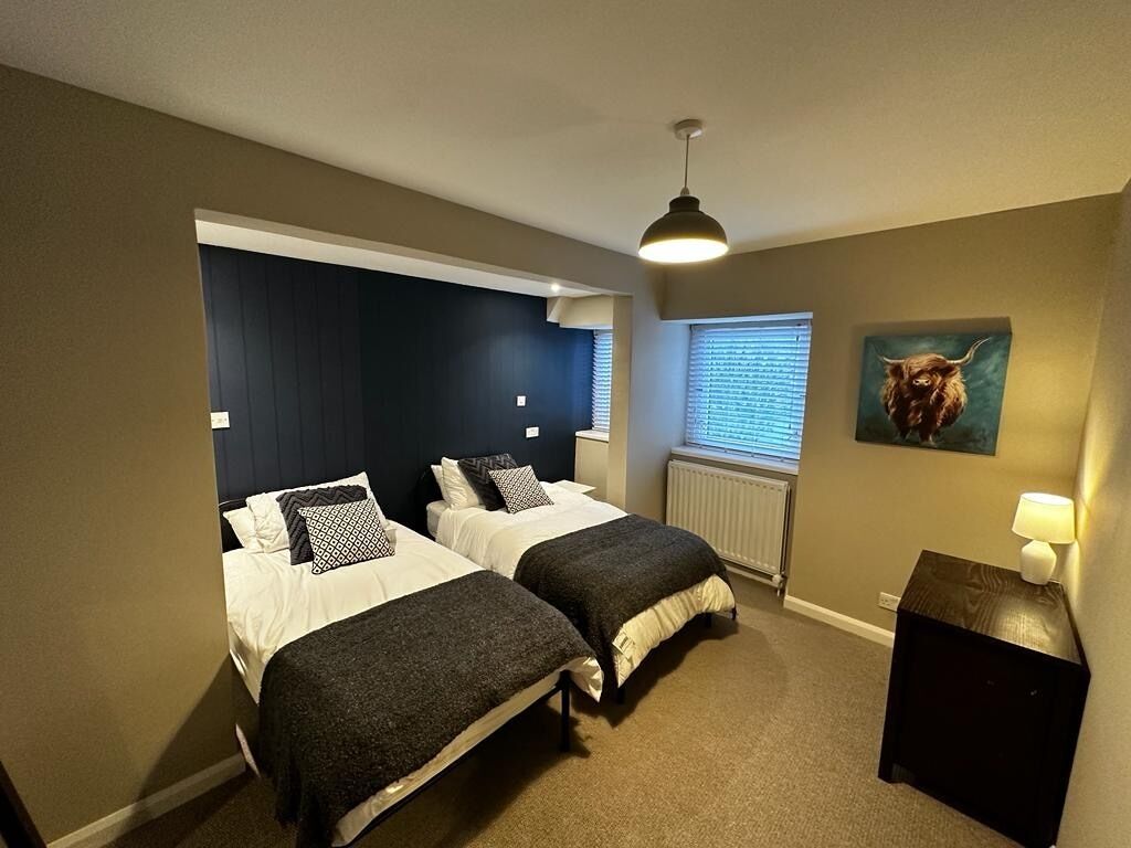 3 عدّة غرف نوم ومكواة/لوح كي وخدمة الإنترنت وملاءات أسرّة