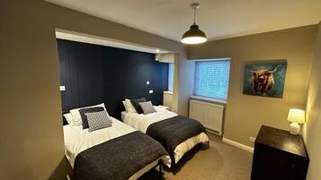 3 عدّة غرف نوم ومكواة/لوح كي وخدمة الإنترنت وملاءات أسرّة