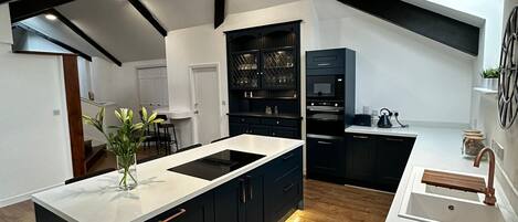 ميكروويف، فرن، موقد طهي مسطح، غسالة أطباق