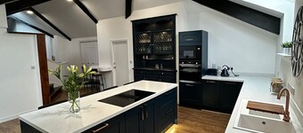 The Tower: Luxury 3 Bedroom Penthouse Stay