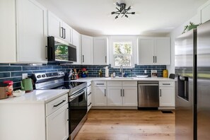 Fridge, microwave, oven, stovetop - Relax & Explore! Knoxville Stay w/ Hot Tub + Grill (Knoxville)