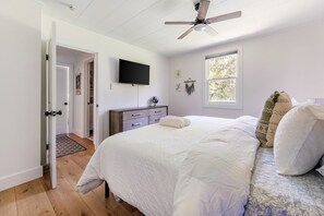 3 bedrooms, iron/ironing board, internet, bed sheets - Relax & Explore! Knoxville Stay w/ Hot Tub + Grill (Knoxville)