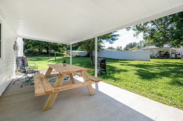 Outdoor dining - Relax & Explore! Knoxville Stay w/ Hot Tub + Grill (Knoxville)